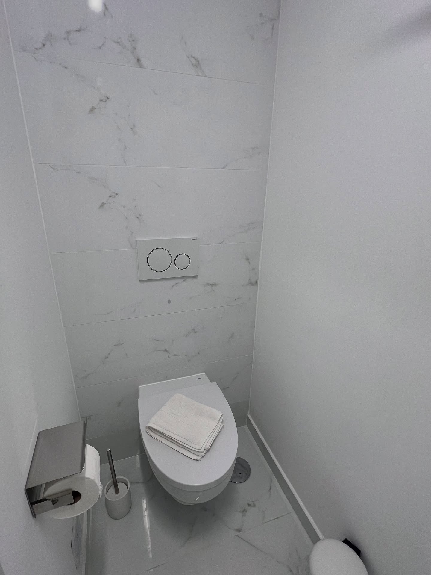 Casa de banho remodelada com acabamentos de gama alta